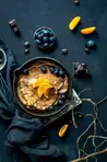 Köstliche Heidelbeer-Zitronen-Maiskuchen mit Honig, die süße, saure und erdige Aromen für einen perfekten Genuss vereinen.